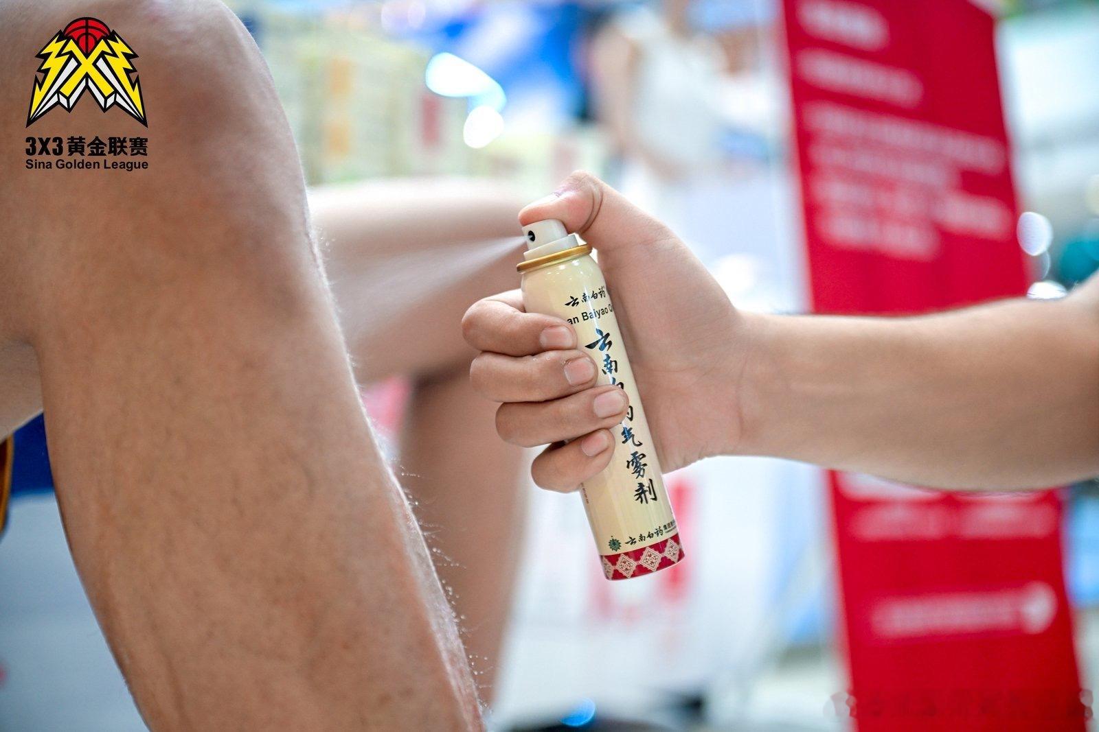 黄金联赛总决赛高光时刻里，云南白药防护站随时待命，球员赛前用气雾剂做好准备，碰撞