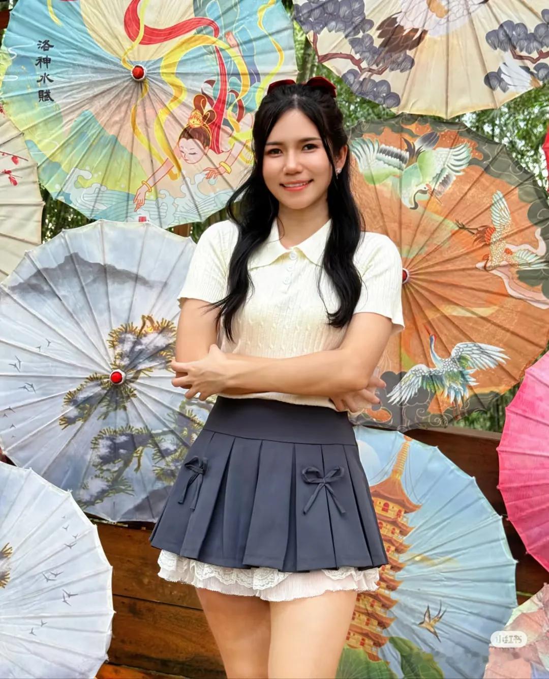 话说大马近几年就推出了许多样靓身材正，气质也相当不错的新晋博主，而郑老师就是其中