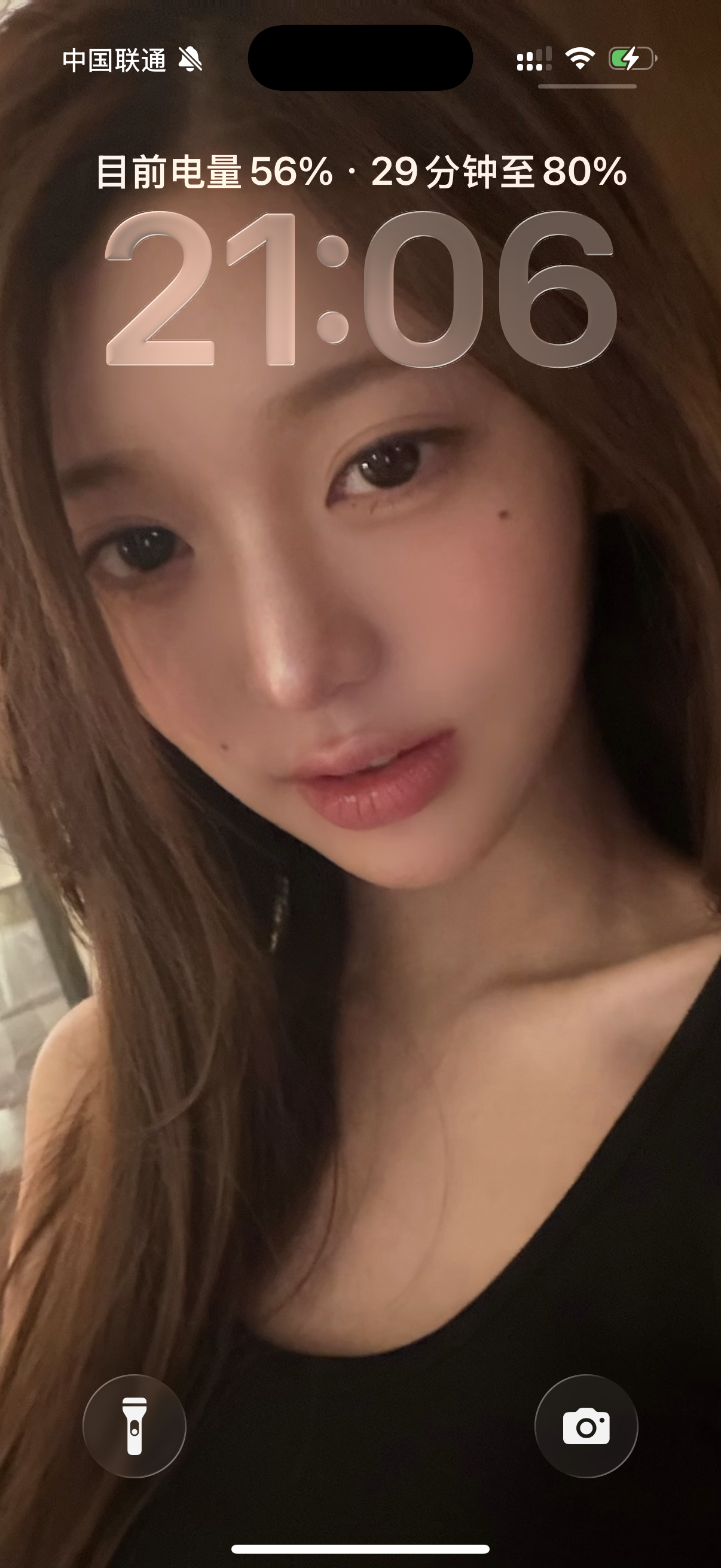 把这张设成壁纸感觉老乱一直玩味地在盯着我。。 