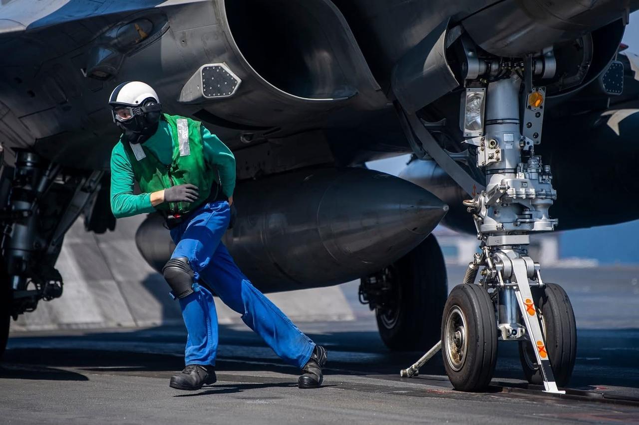 有一说一，以前，阵风M战斗机还是很先进的。如今，如果不跟中美两国的舰载战斗机比，