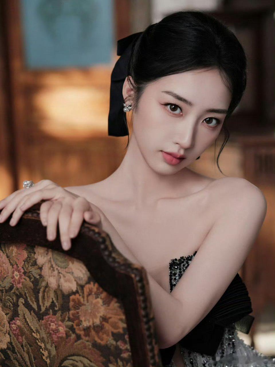 邓恩熙今天微博视界大会 上身Linh Nga 2026春夏定制系列礼服 ，佩戴 