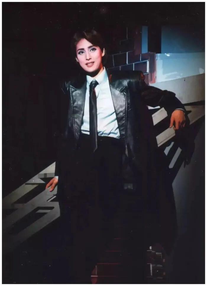 论女扮男装！林青霞都不及她的一半！
日本老牌女星天海佑希，真是雌雄莫辨，不仅有男