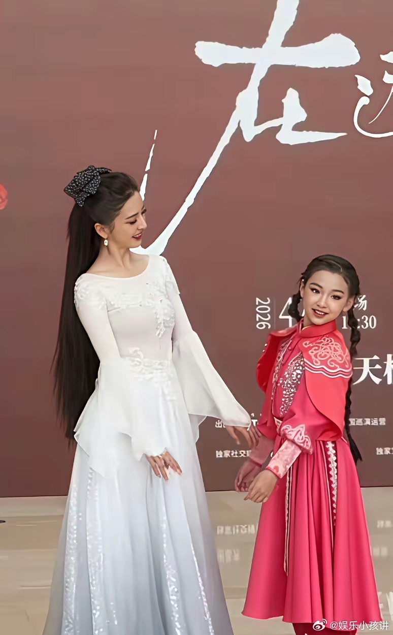 小酒窝在舞台上光芒四溢，而台下张维伊眼中的父爱柔光，却是更加的让人心生共鸣。小酒