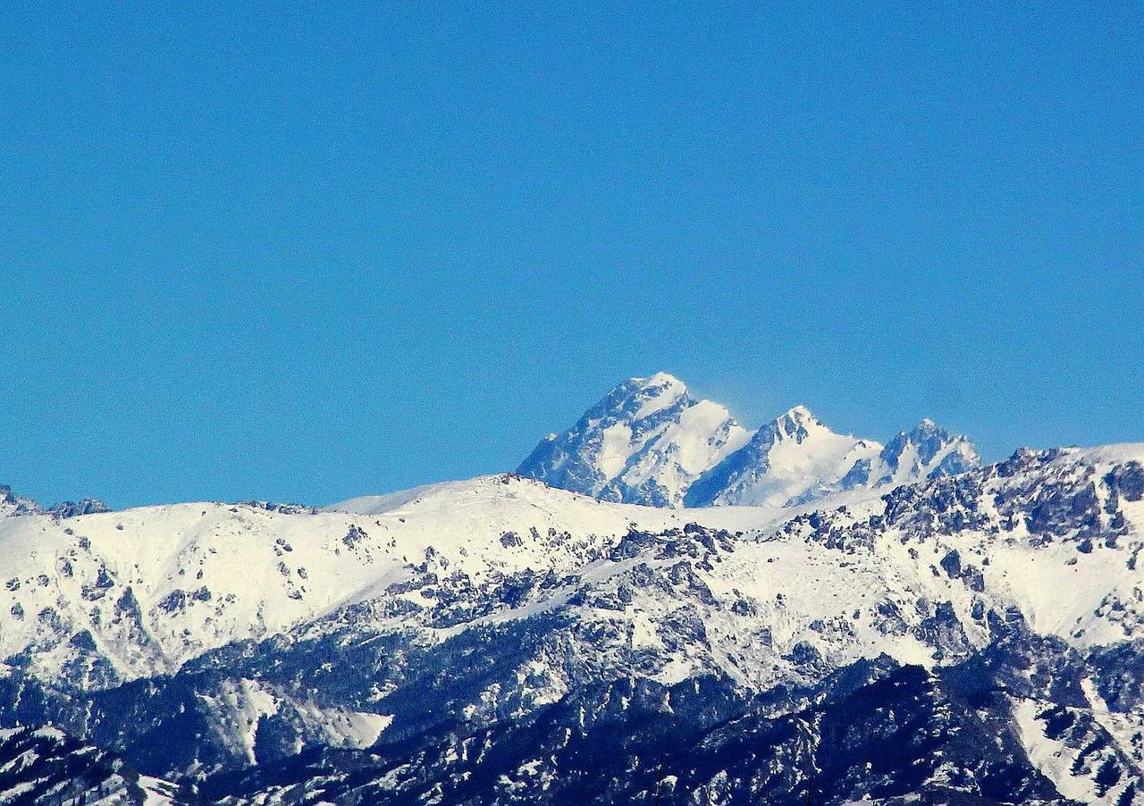 水调歌头·博格达峰
 
极目雪峰耸，素练绕千山。蓝天澄澈如洗，光影映岩峦。玉岭银