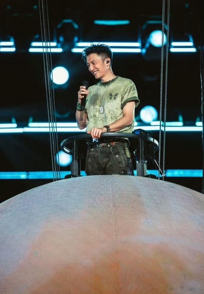 谢霆锋首场温州演唱会每天都在倒计时，连歌单都在心里排了好几遍。温州这次真的争气，
