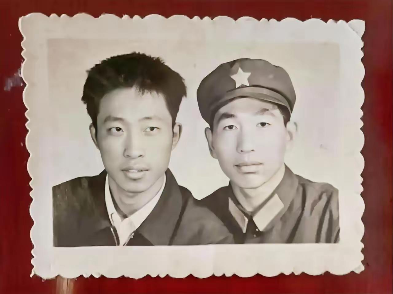 《发小》
幼时玩伴今老翁，
捋捋头发已稀松，
当年一起捉迷藏，
如今退休在家中。