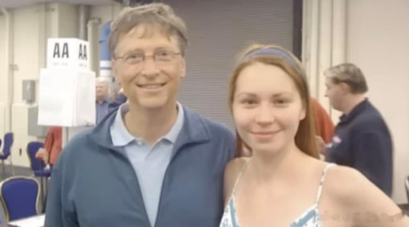盖茨称出轨对象非爱泼斯坦案受害者这事儿最抓马的点在于：盖茨一边在基金会内部大会上
