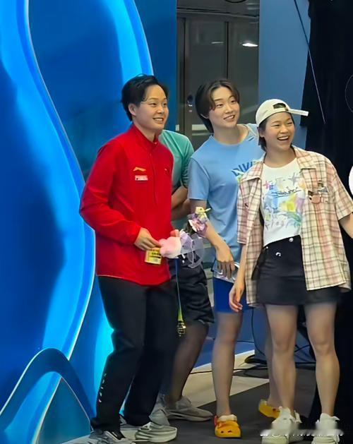 全红婵与好友直播连线聊“嗨”了
 
11月12日晚，全红婵与三位好友开启连线直播