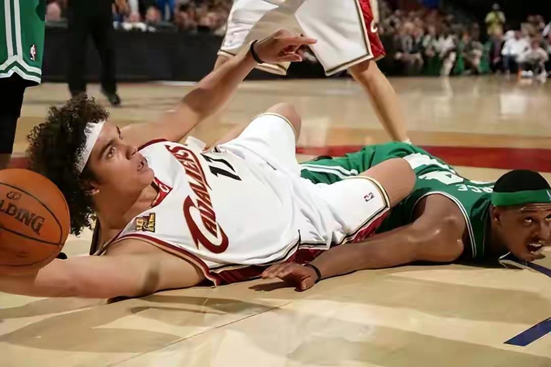 NBA赛场十大影帝，谁是你心中的演技天花板？
1. 詹姆斯•哈登：碰瓷界祖师爷，