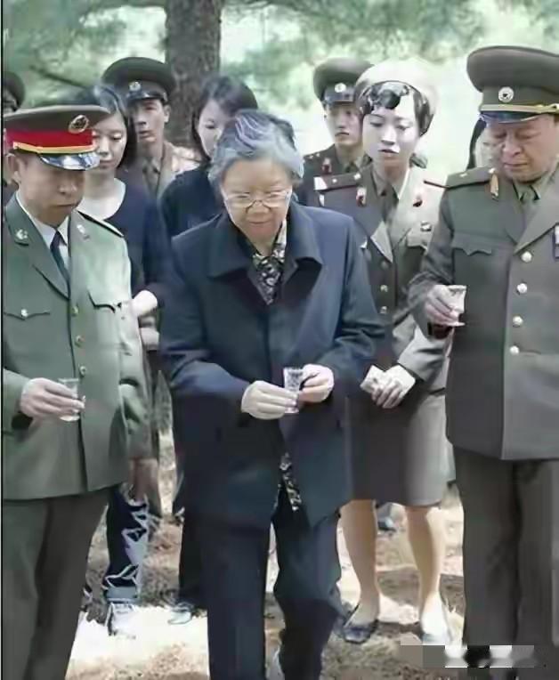 2006年，满头花白的刘思齐端着酒杯去祭拜丈夫的珍贵留影。父亲是革命烈士刘谦初，