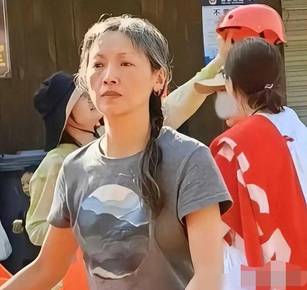天呐，当年香港弟一美人，现在56岁比农村女人还老，都不敢认了，仔细看看你还能认出
