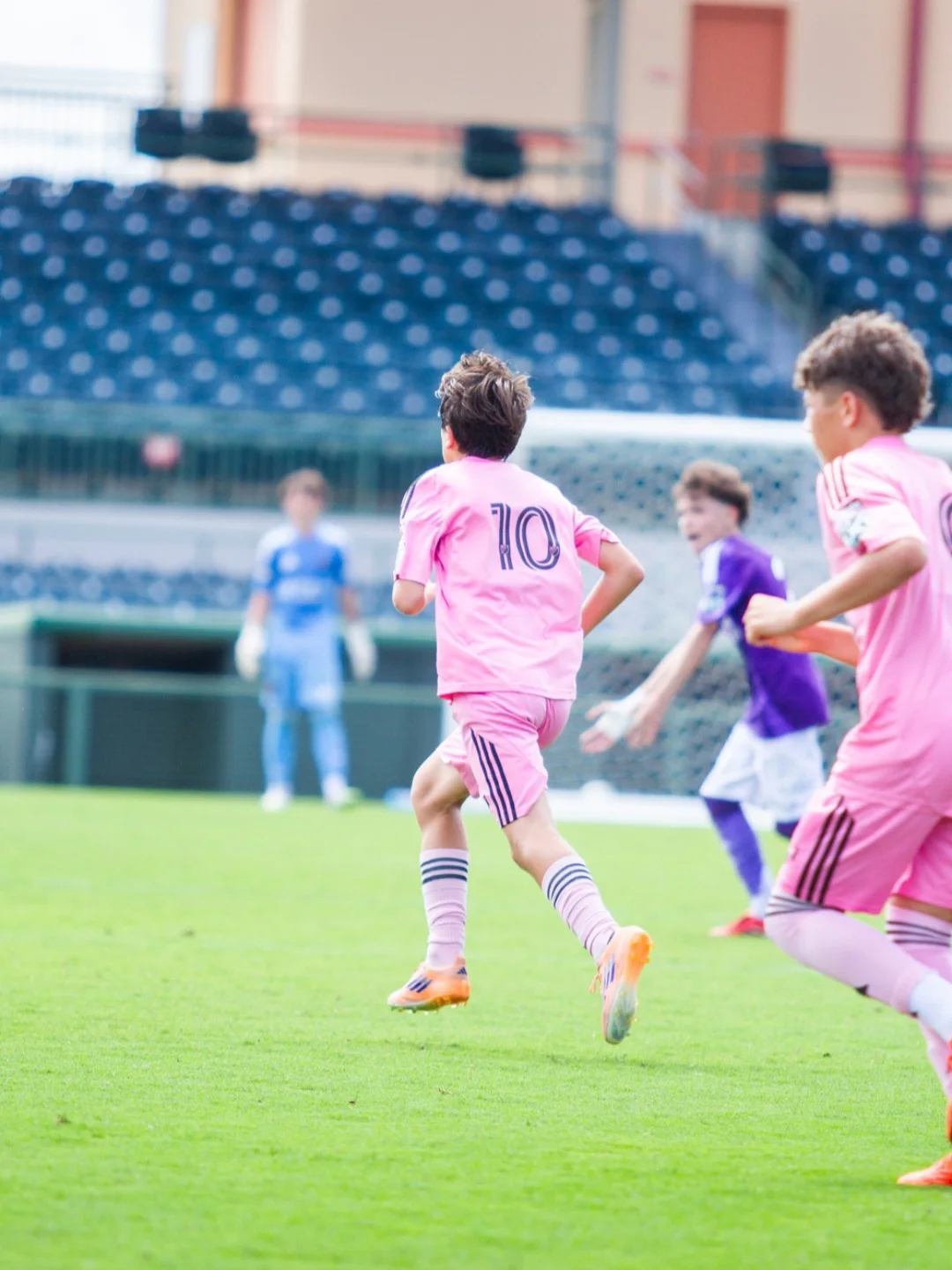 新鲜蒂亚戈，最近在比赛中的照片🩷🖤梅西