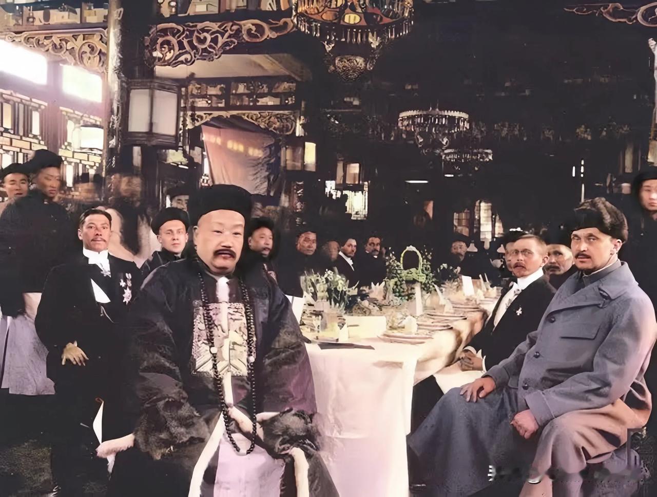 今天这个照片有点穿越，这不是剧照，不是摆拍，这是真实的历史，是当时大清的正二品（