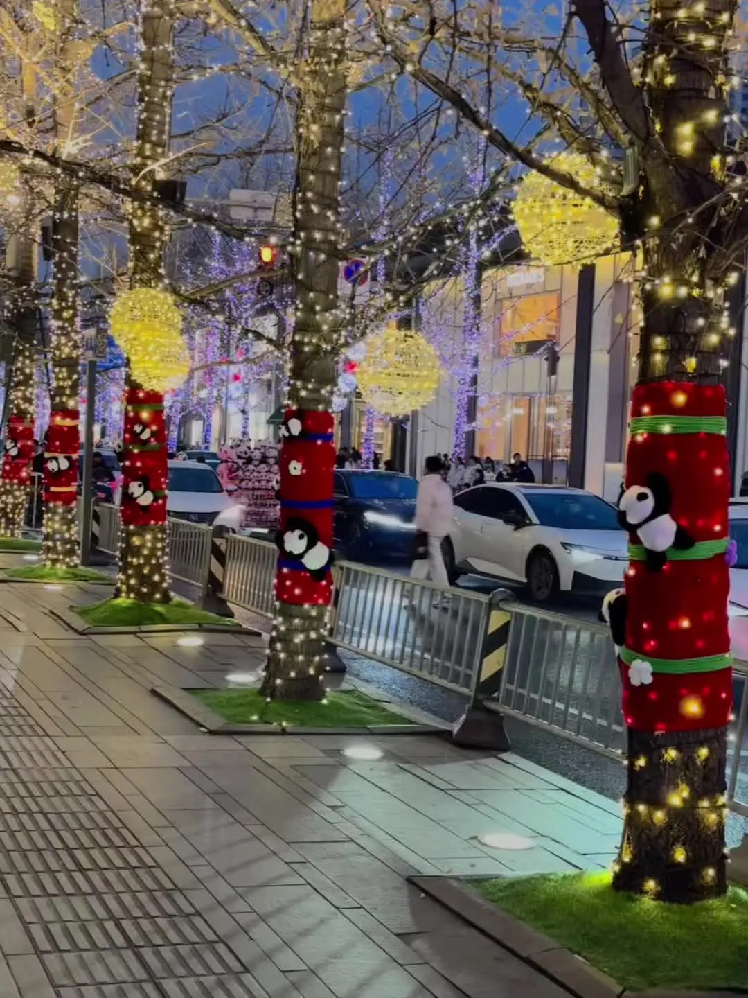 成都果然是大城市。。。。。街头树上长满了熊猫 成都街头的新年皮肤好可爱...