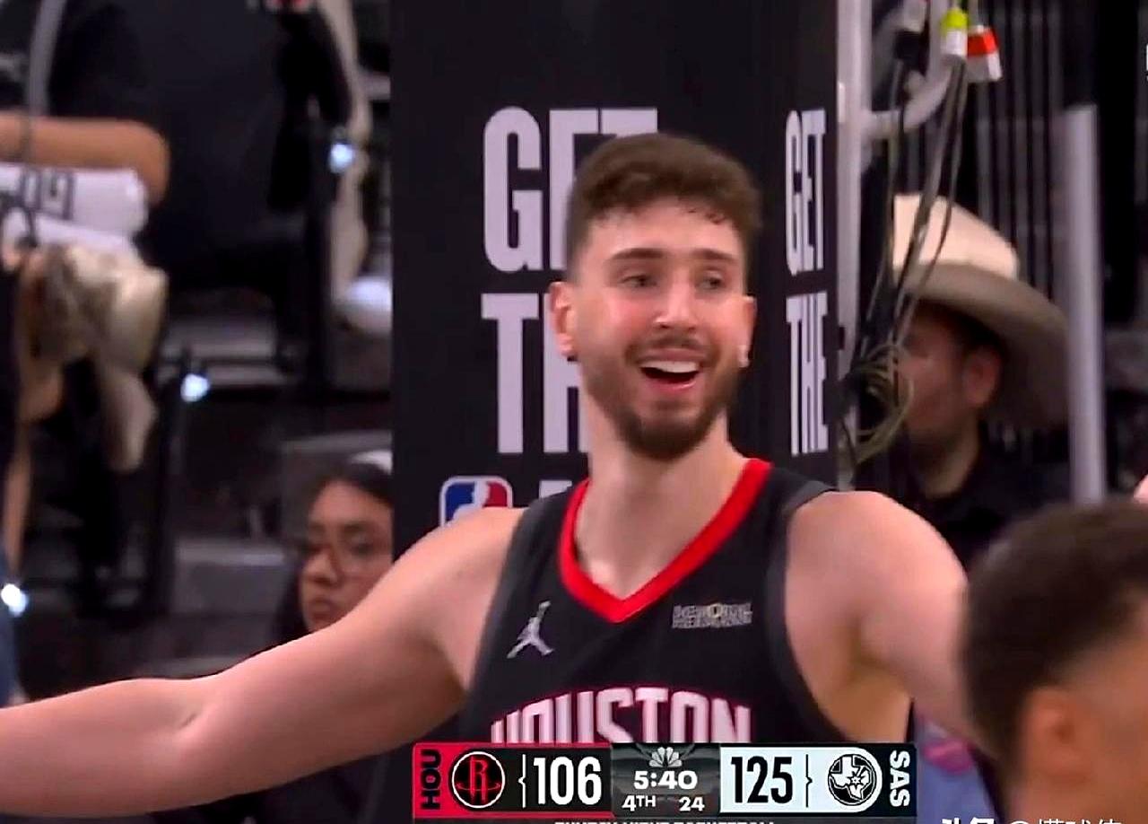 火箭输给马刺25分，最扎眼的是申京的-28正负值。
27分钟拿16分6板，数据