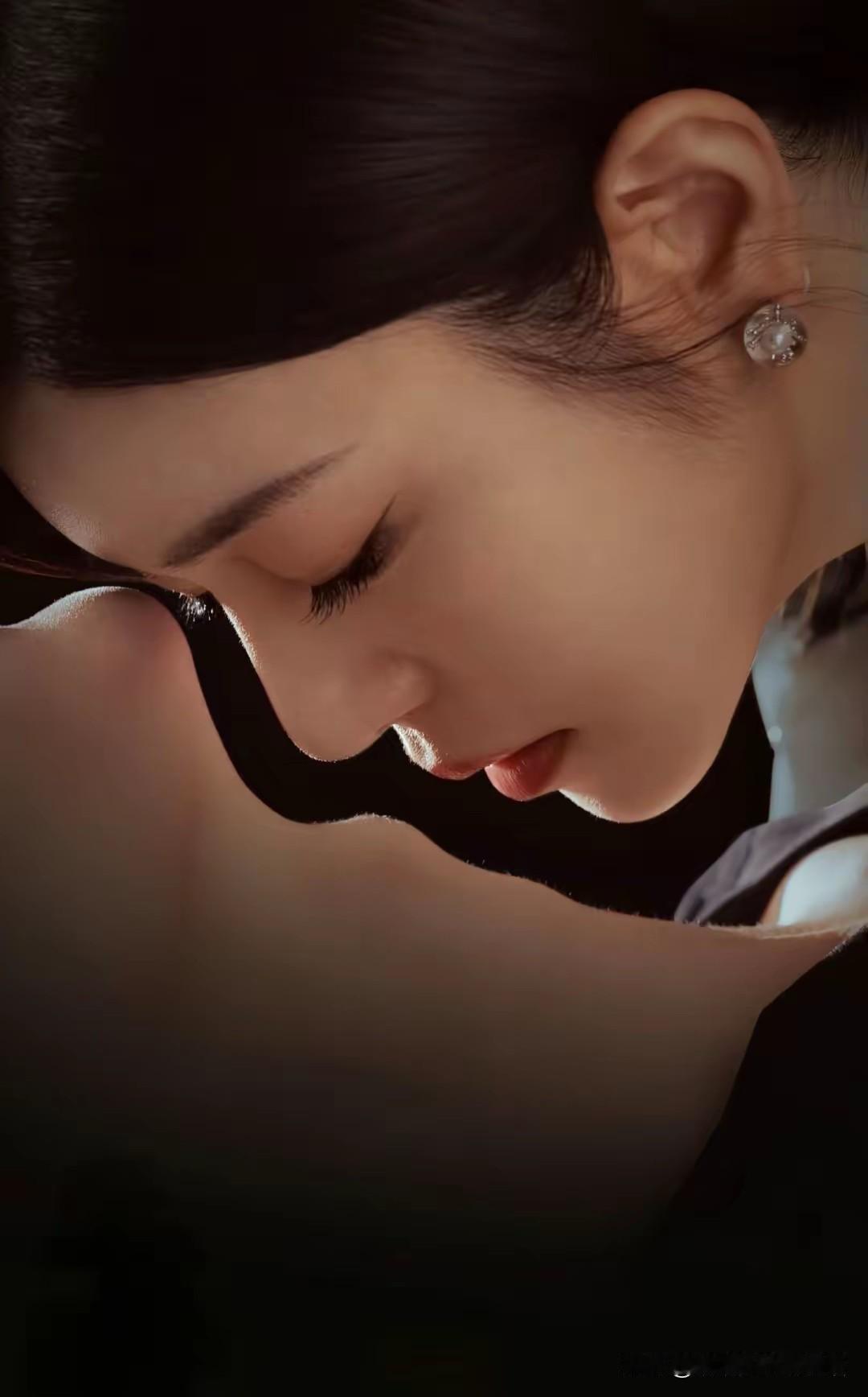 摄影师值满分，把42岁的陈妍希拍出了24岁的感觉，小男友的喉结拍出了满满的性张力