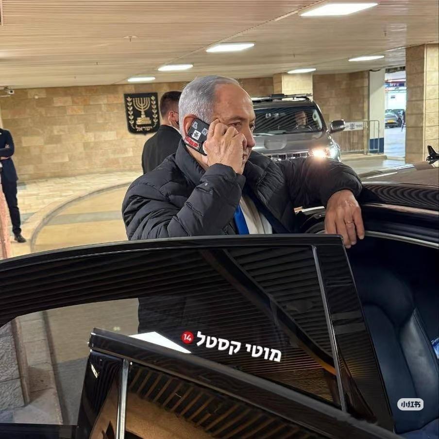 为什么内塔尼亚胡的手机摄像头被完全遮住了？如果以色列总理都这么做了，那我们当然也