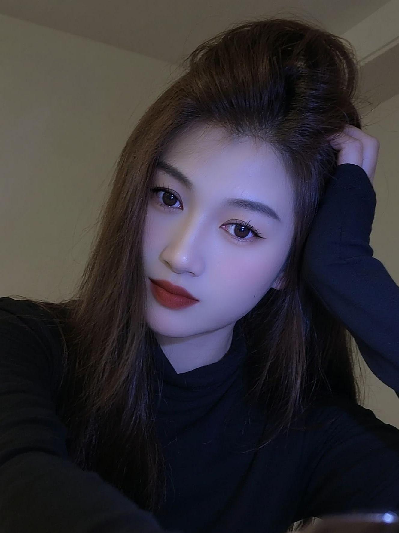 别总因为迁就别人而委屈了自己，这个世界没有几个人值得你弯腰。