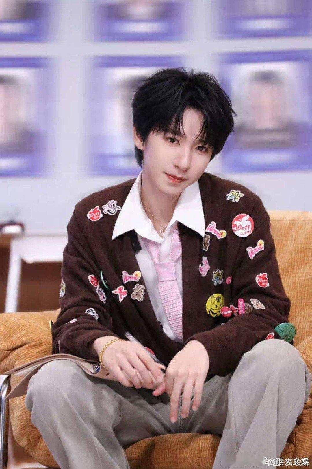 贺峻霖说自拍没拍好贺峻霖卖萌撒娇贺峻霖卖萌撒娇，说自拍没拍好， ​​​