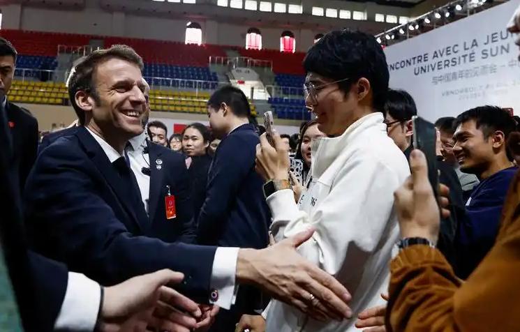 昨晚和一位刚参与完马克龙访华行程的法国企业CEO吃饭，他几杯下肚后感慨道。

我