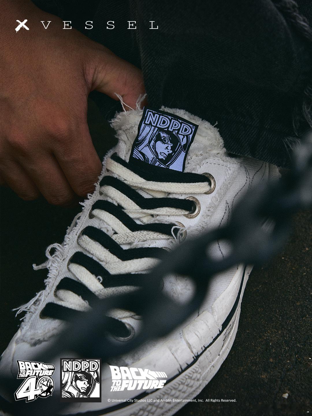 有些痕迹，并不来自过去它们更像被提前写入的时间线，在尚未发生之前，就已显现当一双