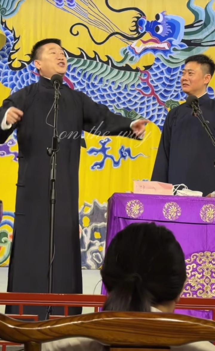 哈哈，从印度归来的女孩专门到三庆园看张鹤伦栾云平混搭巜五红图》，喜剧效果拉满，包