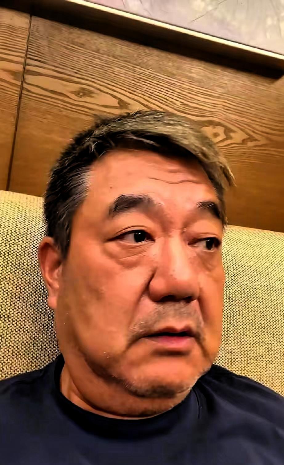 演员董勇给车子续保，被业务员甩脸色、推诿扯皮整整拖了一个月，气得直接发视频控诉“