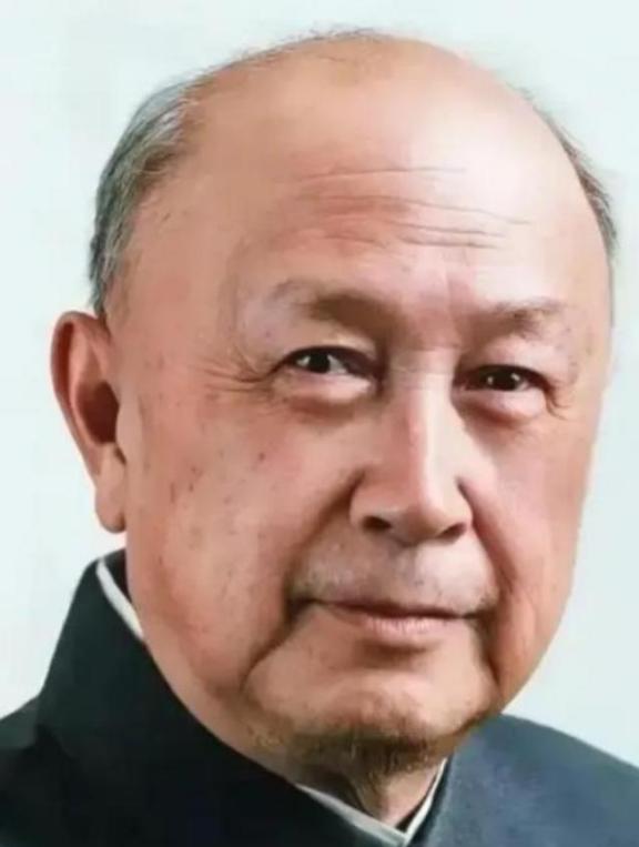 1964年，钱学森回家吃饭，夹起一块红烧肉，突然惊呼：“别吃，拿去化验！”，谁知