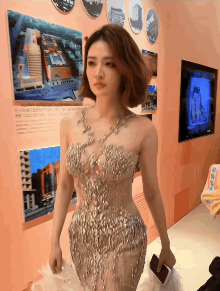 北京王府中环的精彩OK挚爱派对红毯上，

看到女演员徐璐穿一身透视镂空装出行，真