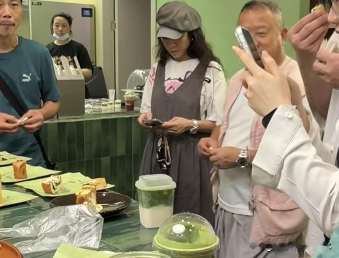 佛山街角的甜蜜滋味，比戏里更为真切。
落雨之后，面包铺前，73岁的曾志伟身着短裤