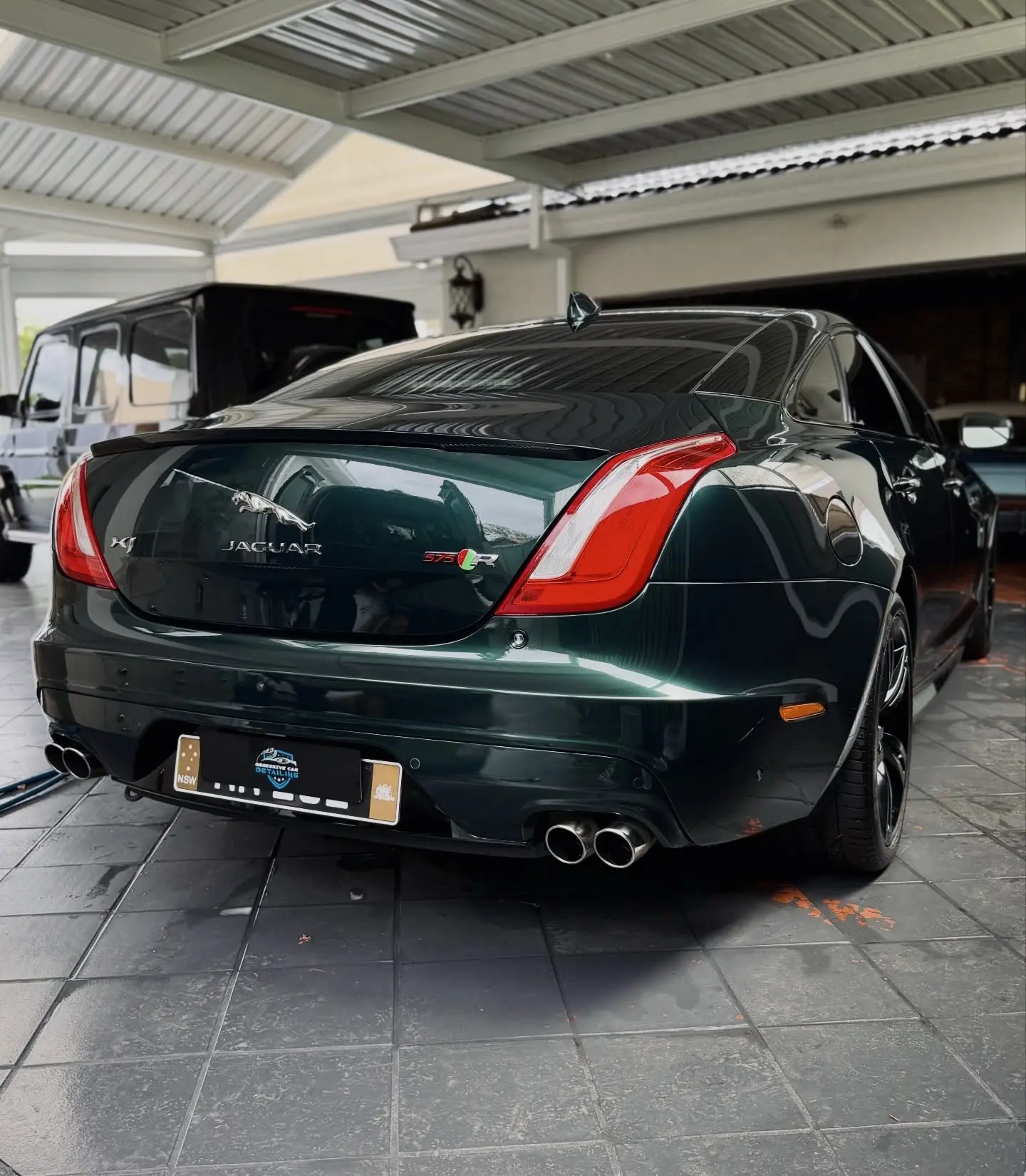 XJ V8这位绅士，既优雅又暴力。