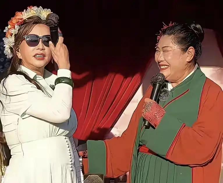 五一假期，开封万岁山热闹十足，“草根明星”朱之文与“国民女神”刘晓庆先后现身站台