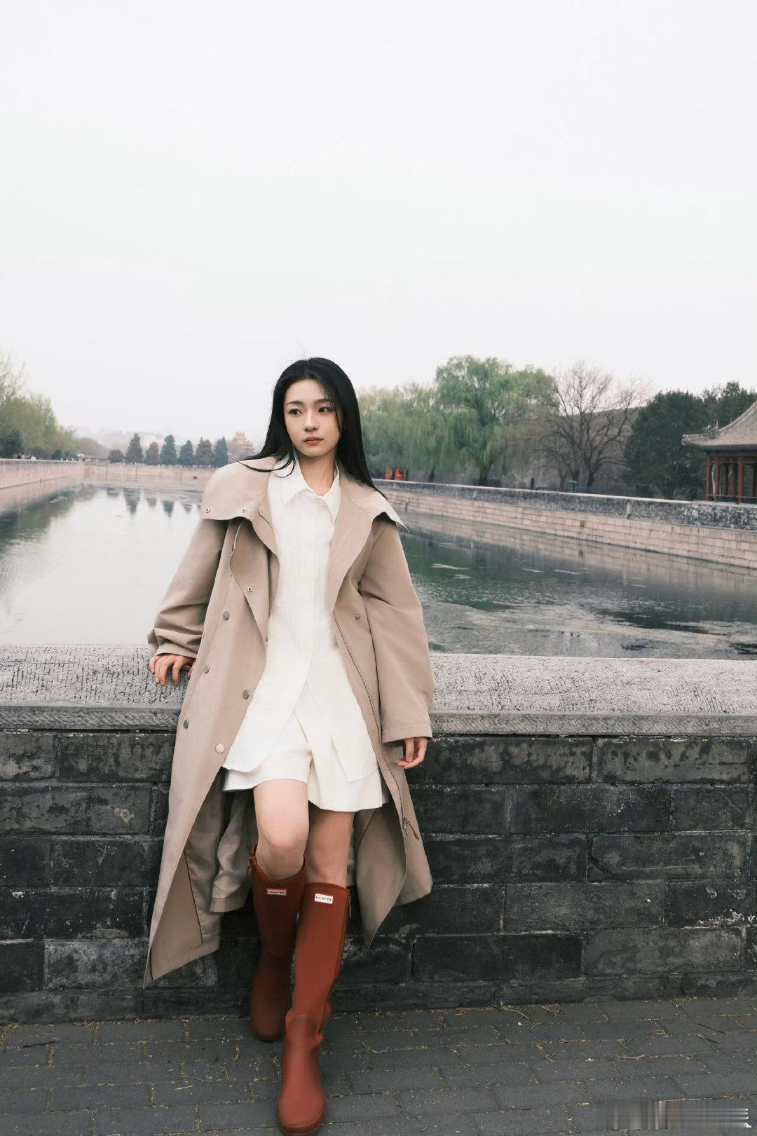 王和裹紧风衣走进风里王和风衣造型裹紧风衣走进风里，王和这组写真太有故事感了！卡其