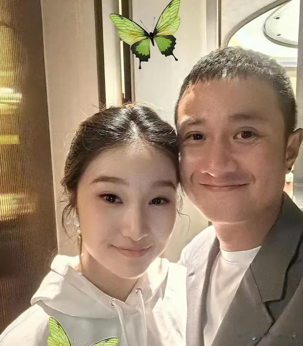 爷俩到什么时候也是爷俩！
不管是明星，还是普通人，女儿都是爸爸的“小棉袄”，文章