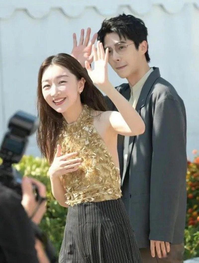 周冬雨出席活动，看到记者热情的打着招呼，可能是出于习惯用手遮住胸脯，说实话这个动