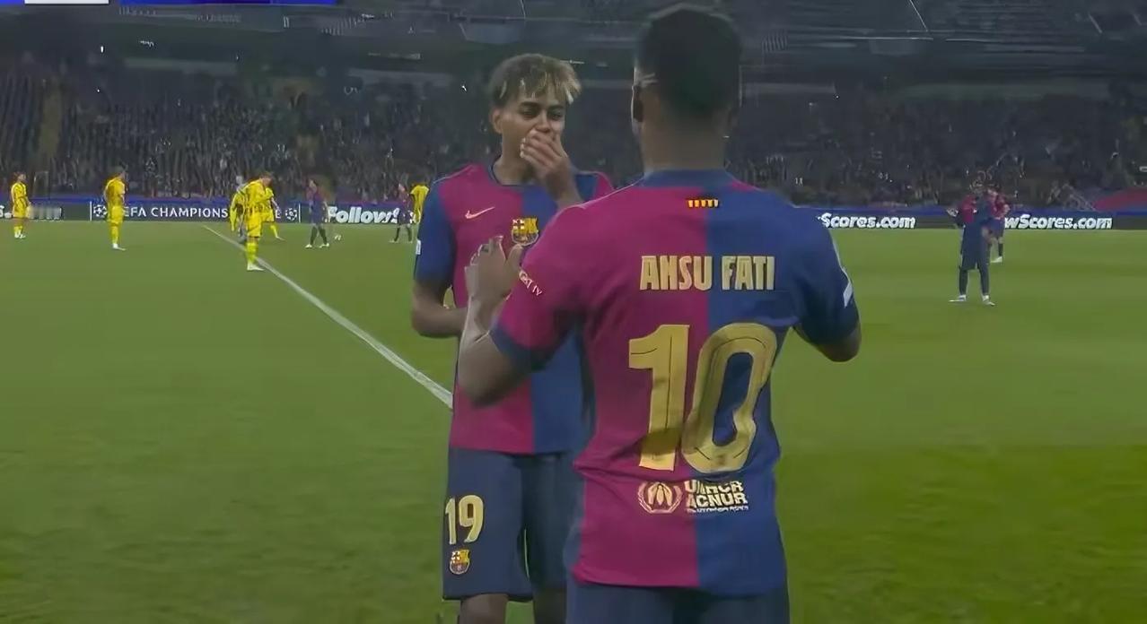 领袖气质！亚马尔主动要求把自己换下！法蒂感动哭了！
就在巴萨4-0多特锁定胜局的