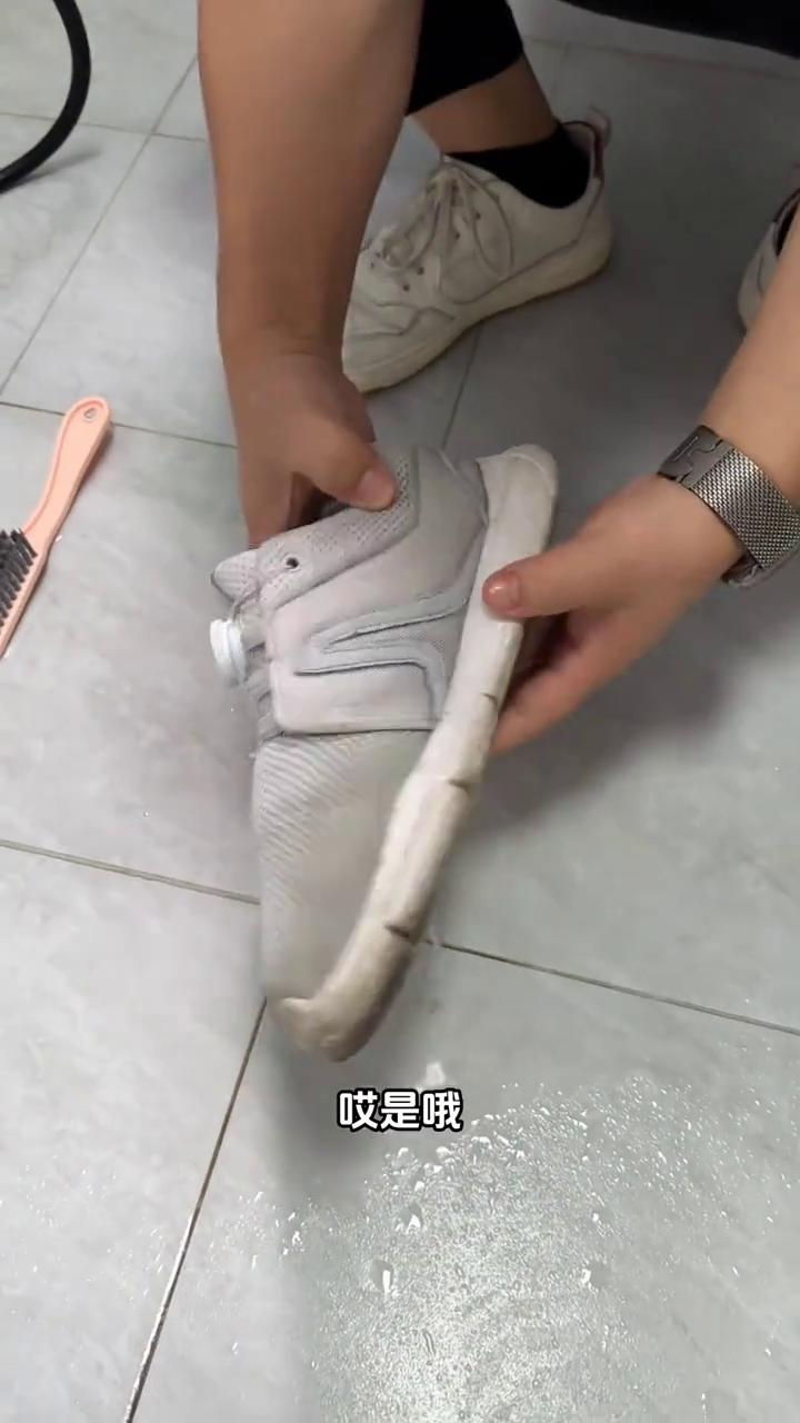 生活小妙招：这办法绝了。
人才，推一下。平时刷鞋子必须手伸到里面受力才好刷，这样