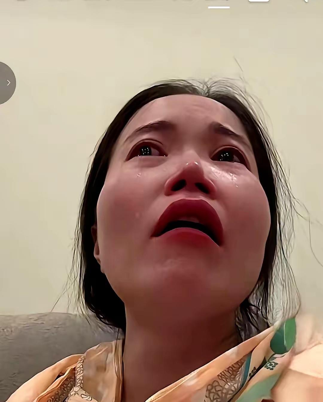 广西宜州的公立在编教师易菲辞掉了工作，去巴基斯坦白沙瓦接连生下了三个孩子。

如