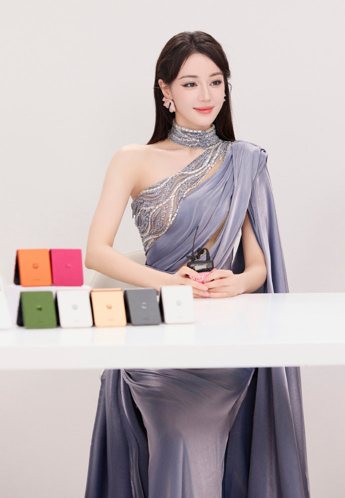 #迪丽热巴侧拍照# #迪丽热巴发布会花絮照# 迪丽热巴发布会花絮照，是侧拍照满分