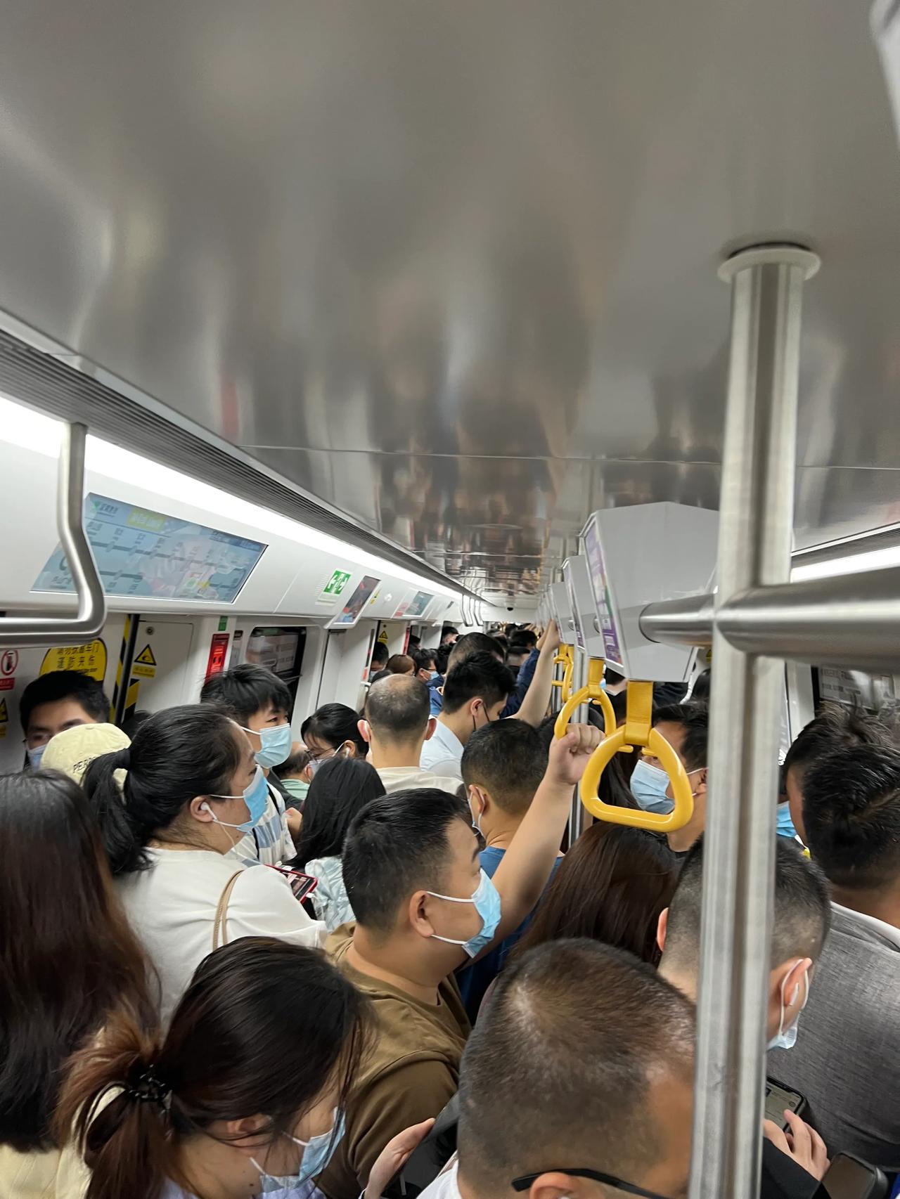 经常坐地铁14号发现，原来深圳还是很多人是超长距离通勤上班的。在宝龙上车，就已经