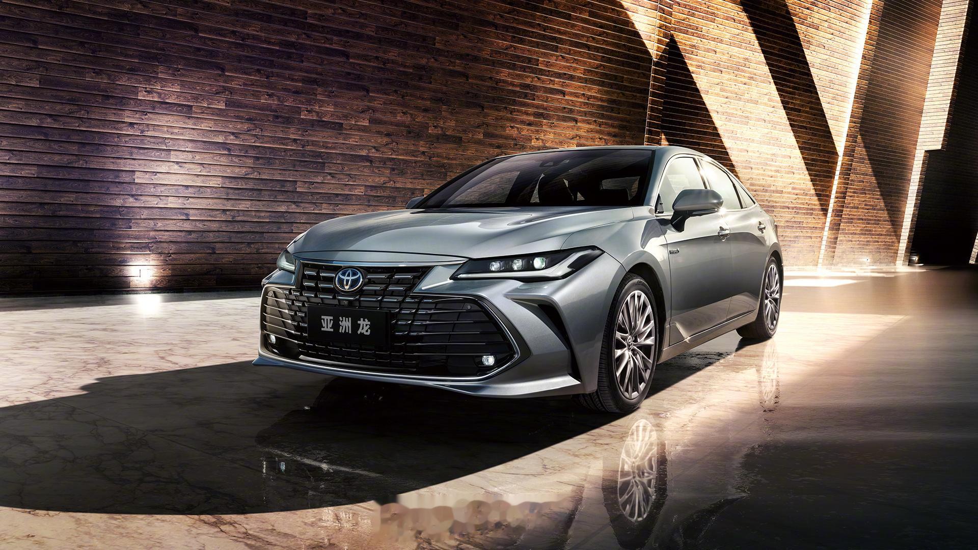 #时间给你的臻选#亚洲龙上市有将近30年啦，第一代亚洲龙1994年上市，这么多年