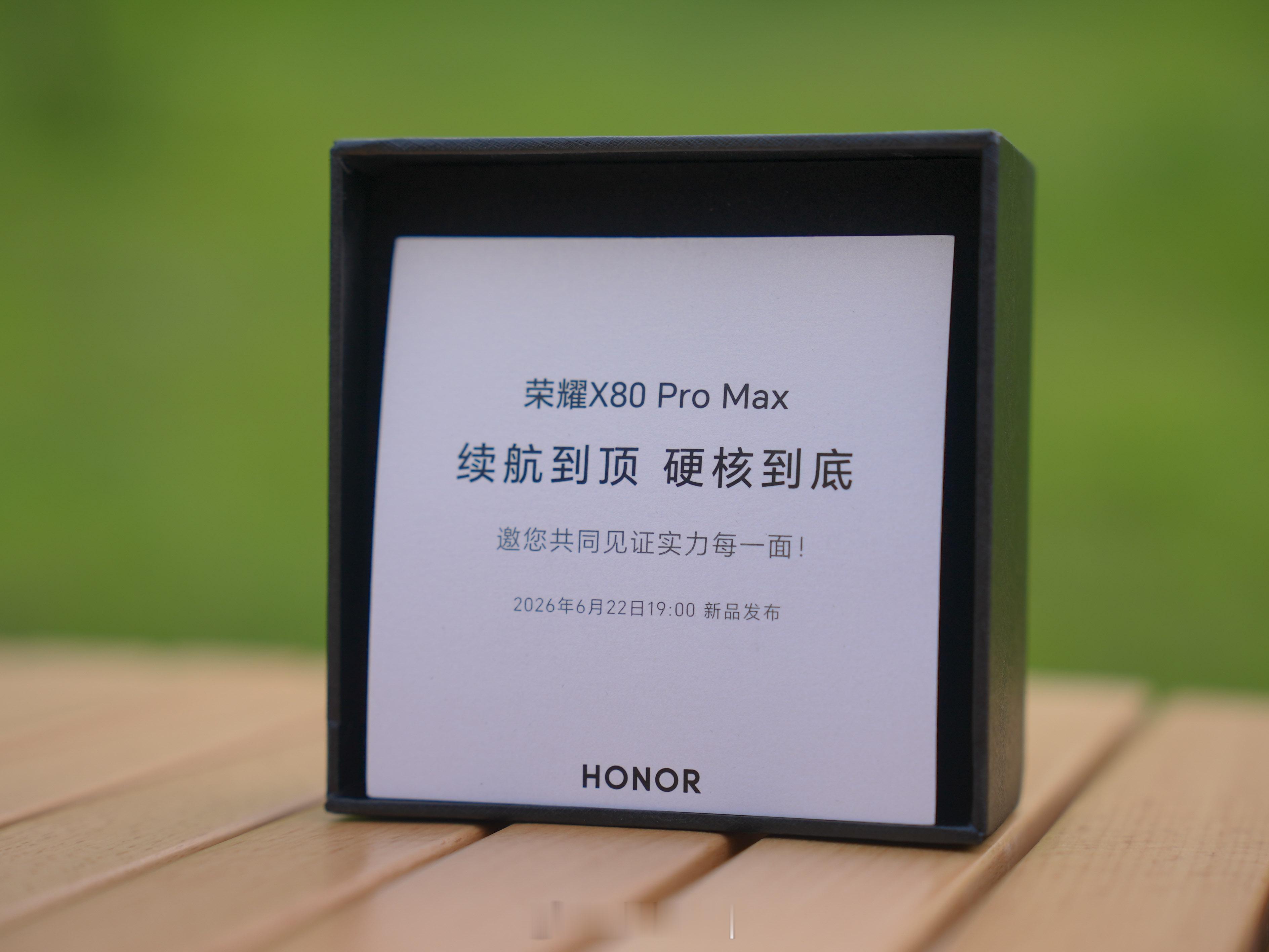 荣耀 X80 Pro Max邀请函有点意思，金属魔方，随意变换，每一面都很硬核，
