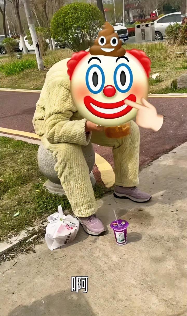 老大妈偷外卖，直接原地开吃，女大学生取餐时懵了。
事发新乡市，两名女大学生得餐刚