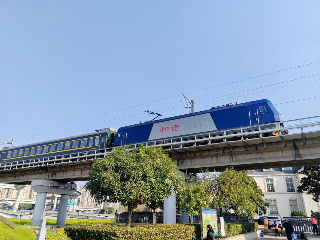 《穿行》
钢铁游龙剪开阳光，
隧道含住半座青山。
楼影与江波在车窗对折，
汽笛声