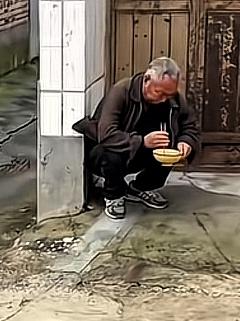 刘某，
今年已87岁高龄，
行动颇为不便。
他育有4个女儿和1个儿子，
不仅为儿
