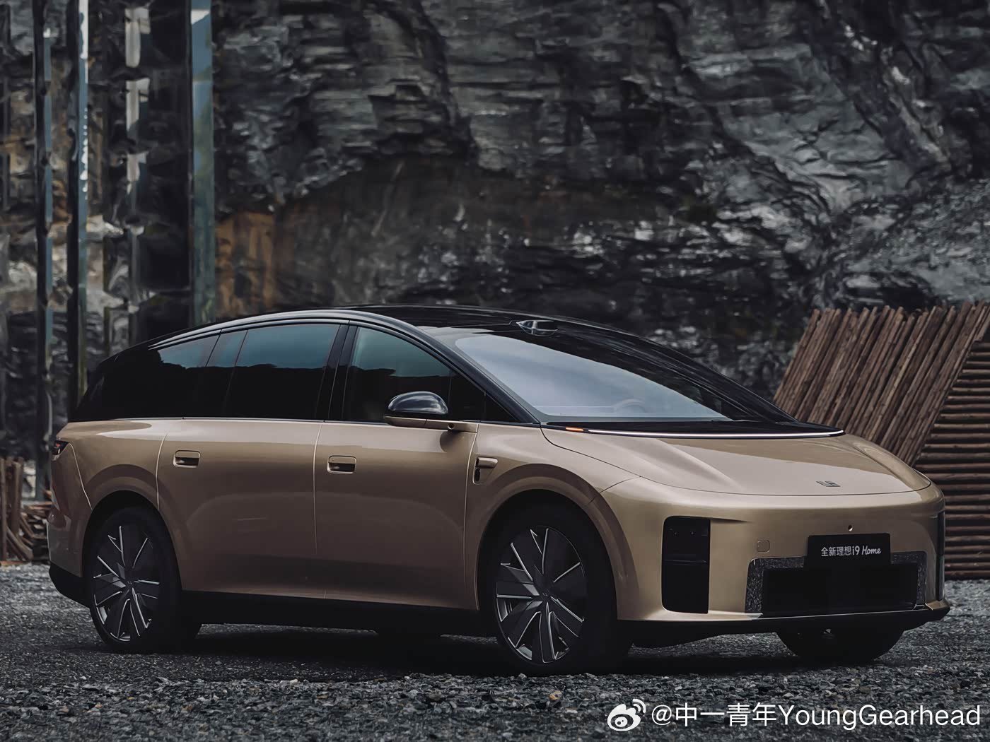 现在的suv越来越没边界感理想i9就是SUV，SUV本身就不是外观定义，而是运动