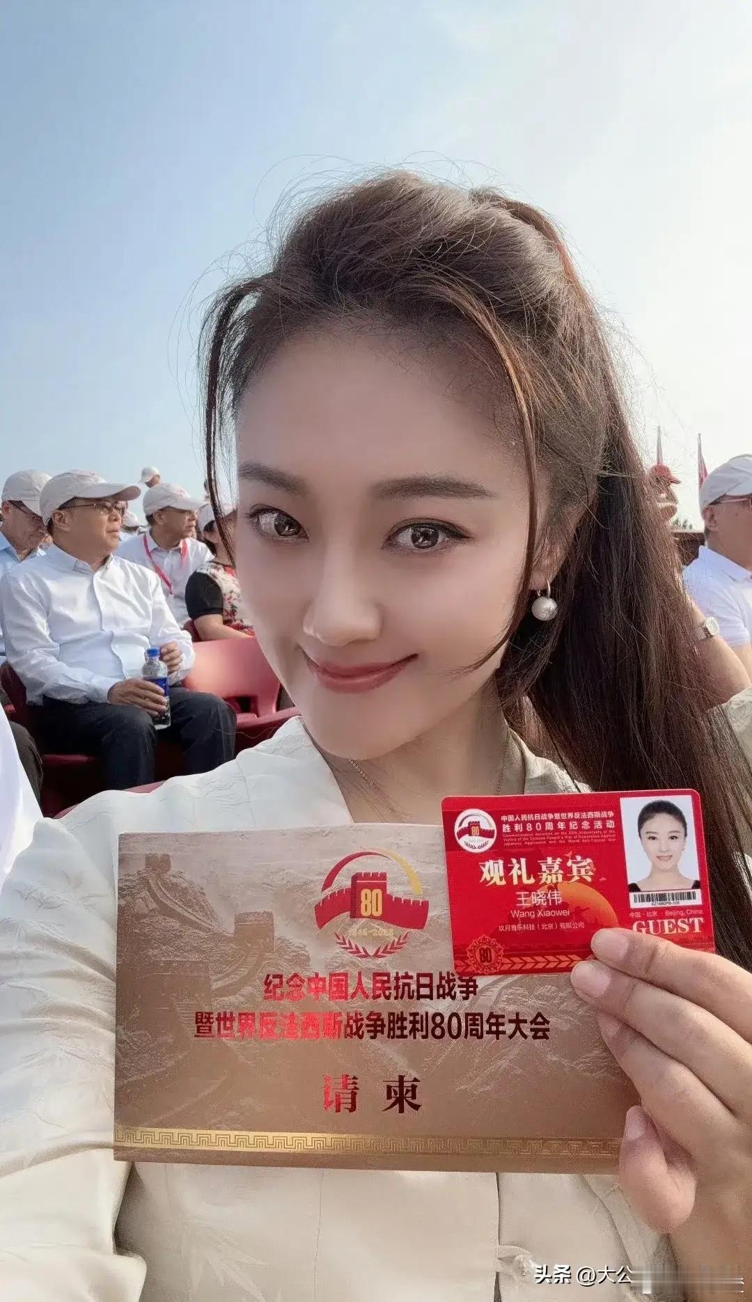 看到玖月奇迹都去参加93盛典了，我心里一下子就想到凤凰传奇了。凤凰传奇那国民度多