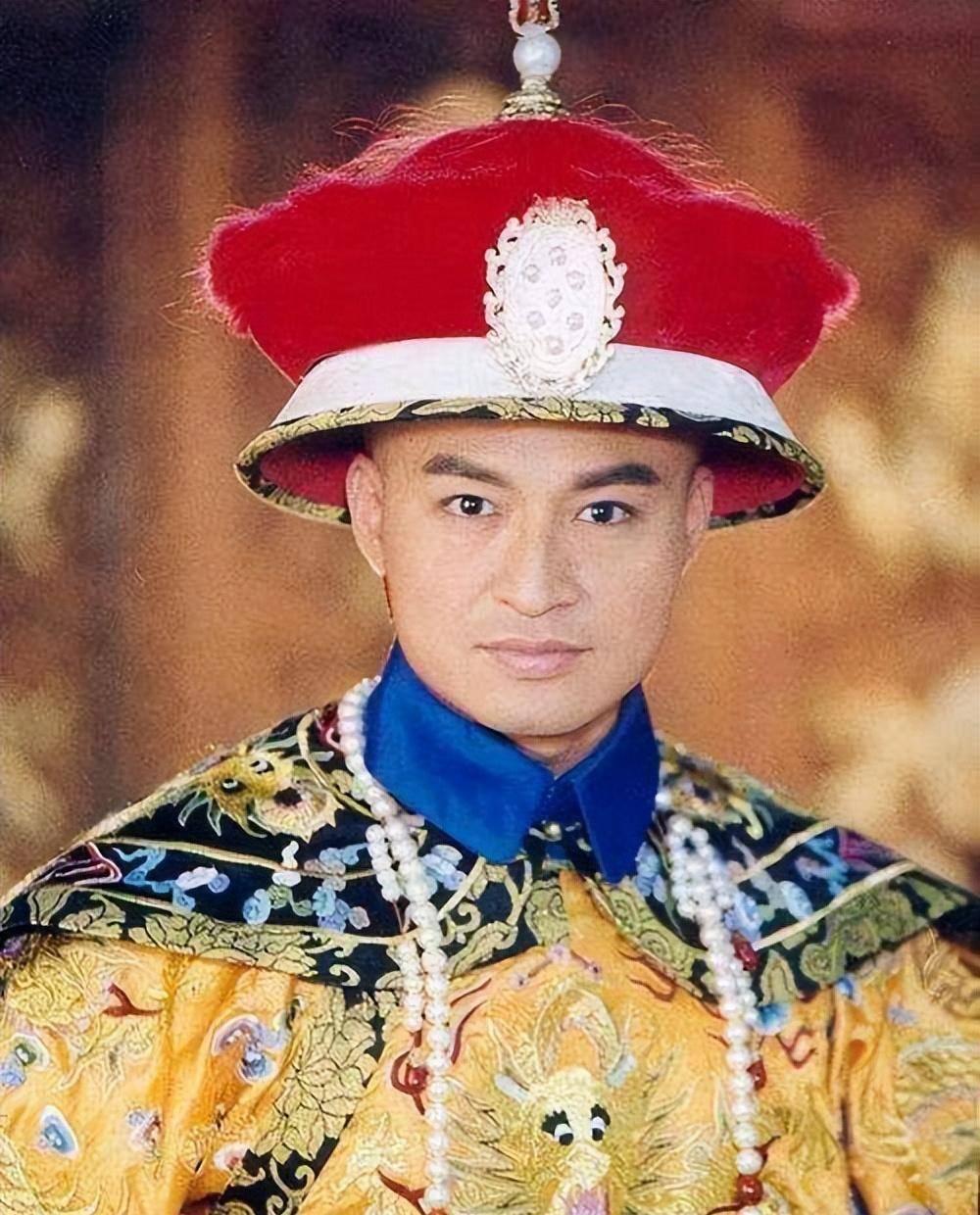 权力铺垫：顺治即位后，多尔衮先挤掉济尔哈朗独掌朝政，削弱豪格的外部支持；
构陷下