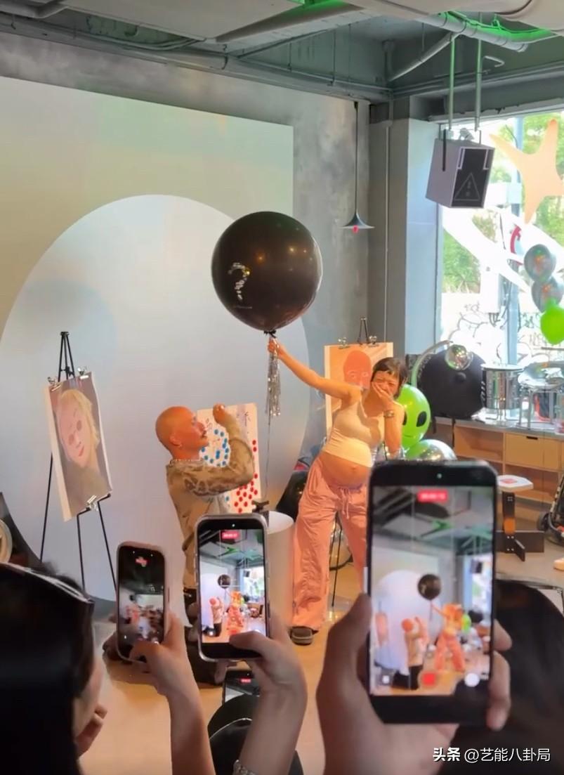 34岁歌手黄宣有孩子了！曾拿老婆怀孕忽悠全网，得知是女儿双膝跪地。
10月17日