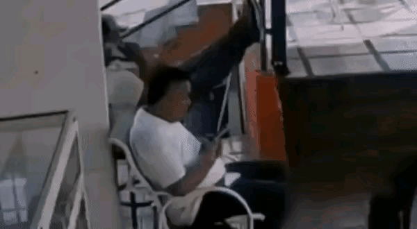 这个坐在椅子上的人，由于事发突然，再加上他反应比较慢，于是就被人家当成盾牌了，估
